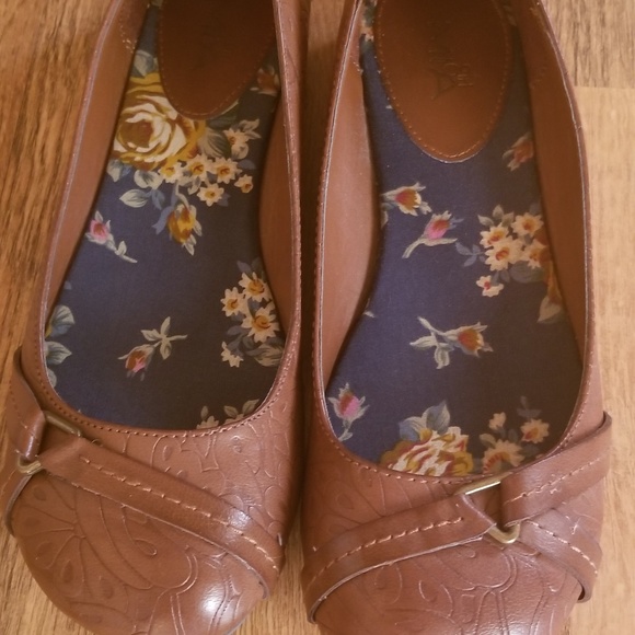 Cute brown flats size 8 - Picture 2 of 4